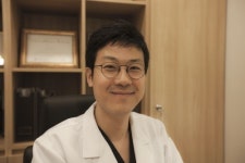 여름철 그을린 피부 미백에 연예인필 ‘더말코드’ 효과