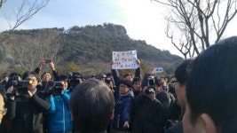 安 봉하마을 방문, "우리는 형제다" "형제는 무슨 형제"