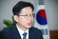 주식회사 케어원 경남지사 | 김경수 경남도지사 "기술력 있는 기업 제대로 지원하면 경남경제 재도약 시너지 효과 날것"
