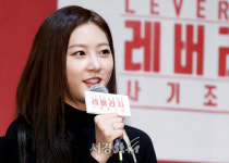 답하는 김새론 (레버리지 제작발표회)
