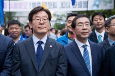 카이맥스성남.광주지사 | 이재명 5.18 전야제 술판 논란, 李 "인사차 방문" vs. 南 "권력에 취해"