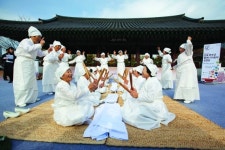 최고령 ‘할머니 공연단’의 소망…“코로나 종식돼 공연했으면”