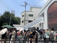투어쎈느 | "성수 한복판에 이런 공항이"...하나금융 '트래블로그' 팝업 가보니