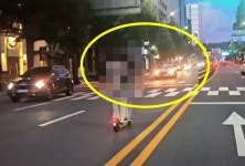 "킥보드로 도로 역주행…진짜 역대급" 안전장구도 하지 않은 커플 '논란'