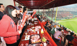 '야구장은 놀이터다"…바비큐 파티·잔디밭에 돋자리 펴고 관람