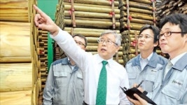 영림목재(주) 이경호(1종) | 고가 특수목재 생산하는 영림목재 이경호 회장 "원목가구 원칙 지키며 중가 제품으로 다각화"