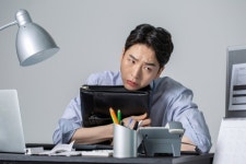 퇴근 3분 전 컴퓨터 끄고 칼퇴하는 신입 어쩌나…“꼰대냐” vs “지적해도 될 듯”