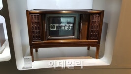 '첫 돌' 맞은 SIM, 삼성電 '혁신 DNA' 산실..기판속 "할수 있다는 믿음"...