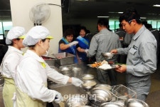 에이치디현대삼호 주식회사 지원관식당 | 현대삼호重 직원 부인들 초복 맞아 삼계탕 배식 지원