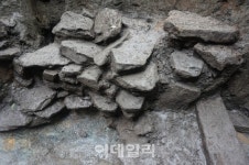 씨유천안성거산단점 | 천안 성거산 위례성 ‘용샘’에서 목제잉어 2점 출토