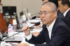 변호사최훈일법률사무소 | '스트립바 논란' 최교일, 檢고발 9개월째 무소식…"고발인 조사도 안해"