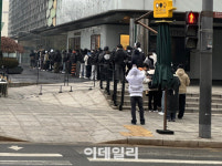 갤러리아센트럴포스트슈랩 | 샤넬·루이비통도 아닌데...'오픈런' 대박 터졌다