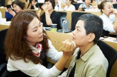 아모레퍼시픽, 여성 암 환우에 메이크업… 아름다움 되찾아줘 우울증 극복