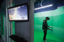 요즘 핫한 ‘VR방’ 가보니…긴장감 넘치는 VR게임 천국, 스트레스 해소에 딱!