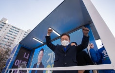 李 “촛불로 쫓겨난 세력 5년만에 복귀…면장도 뭘 알아야”
