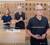 더騁팀鵑도우 | CEO가 직접 팔았다…팀 쿡, 아이폰17 에어 들고 中 라이브 방송 등장