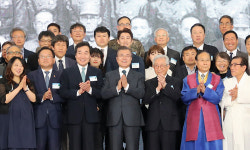 임정강외 1 | 文대통령 "3·1운동·임정 100주년 사업 남북 공동추진"