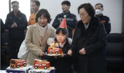 배송비-파리바게트태백 | 순직 소방관 딸 위해 생일파티 열어준 동료들