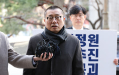 빼라손 | “주머니 손 빼라 했다” 의협 간부, 강압수사 호소… 누리꾼 “껌을 왜 씹어요?”
