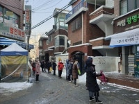 굶는 시민 도우려는 0원 마켓···명품 걸치고 줄선 얌체족들