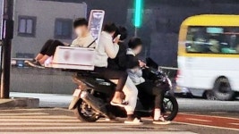 '내가 지금 뭘 본거지?' 배달 오토바이에 4명 탄 기막힌 광경