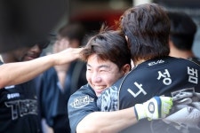 데뷔 첫 연타석 홈런…광주에 '빛창진'이 돌아왔다