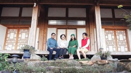 한옥민박;친정어멍식당 | 시골밥 든든히 먹고 밭에서 산삼 캔다…여행자 홀린 '생활관광'
