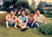 포도향이흐르는마을율길1리새마을회 | "호롱불켜던 마을에 혁명"...새마을운동 앞장 선 ‘산골 이장’ 아들의 발품행정