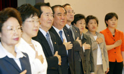 수렁 빠진 여 “이게 뭐니, 이게”