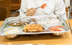 대구하빈초등학교급식소 | 대구 초등학교 2곳서 식중독 의심환자 84명 발생...해당 학교 급식 잠정 중단