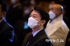 윤웅홈테코전시장 | 숙련기술인 만난 安 "저는 국고 채울 유일한 후보"