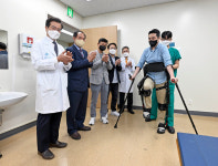 현대수도공무소 | 현대차그룹, 국군수도병원에 보행 재활로봇 '엑스블 멕스' 지원