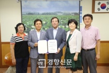 새마을식당육무안 | 김철주 무안군수, 새마을지회 장학금 전달받고 환담