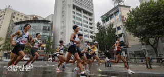 우승에 목말랐던 경기·건국대, 궂은비 뚫고 ‘축배’