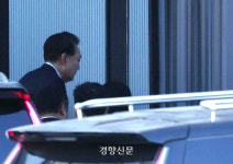 윤카유리 | 헌정사 최초 현직 대통령 체포·조사···48시간 내 구속영장 청구 예상