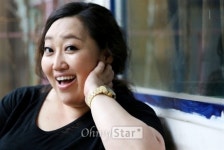 "억척 연기 전문배우, 음악으로 '여자' 보여줄래"