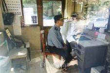 "5층에서 '경비, 경비' 하며 음식 던져줘"