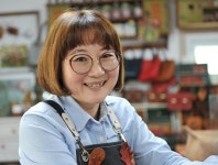 '이 나이에 이런 걸 해보다니' 어르신들 사로잡은 가죽공예 장인