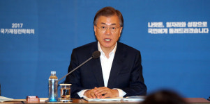 휘천경제중심 | 文 대통령 "'사람 중심 경제'로 전환…재정 적극 역할 해야"
