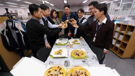 文대통령, 기재부에 피자 350판…“예산안 짜느라 고생”
