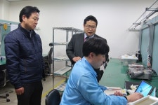 홍종학 중기부 장관, 스타트업 힐세리온 방문