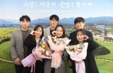 세쌍둥이 자매, 같은 직장서 근무하다 모두 사내결혼 '화제'