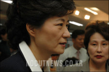 중증장애요양시설 예닮 | 박근혜 대표, 중증장애아동 요양시설 방문