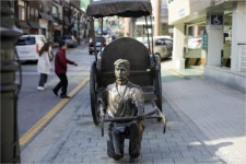학성철거인력공사 | “인천 중구 앞 인력거 동상 철거해달라” 국민청원 ‘눈길’