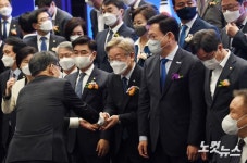 참석자들과 인사하는 이재명 경기도지사