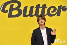 포즈 취하는 진