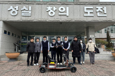 청주공고 학생과 교사가 제작한 전기자동차 '눈길'