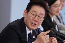 李대통령 月출근길부터 또 부동산 SNS…"종북몰이 그만"