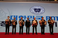 (주)동아일렉콤P.R.C | ROTC 창설 60주년에 이동형 스타코엠씨 회장 공헌상 수상