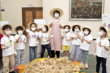 (주)새손 금정구청점 | 금정구청, 어린이와 보리타작하며 도시농부 체험